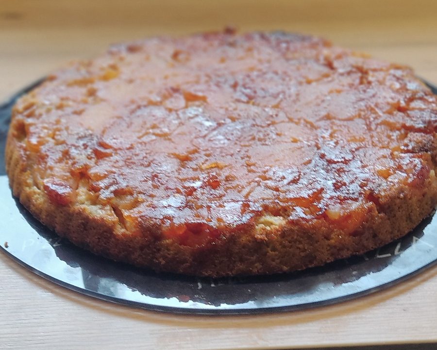 Gateau moelleux aux pommes caramélisées zéro déchet Gâteau renversé aux pommes avec un glaçage doré.