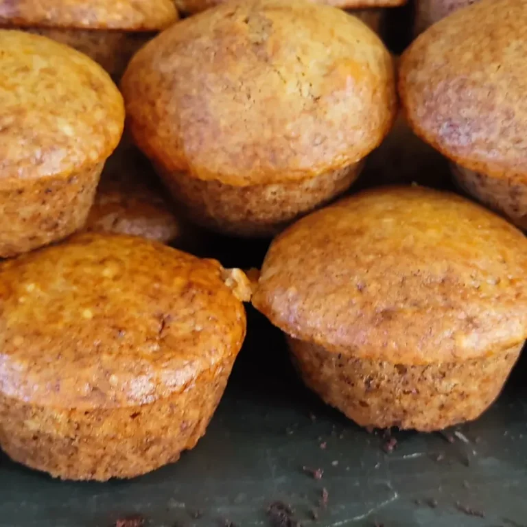 Muffins banane chocolat végétaliens Muffins végétaliens dorés disposés en un tas, avec une texture moelleuse.