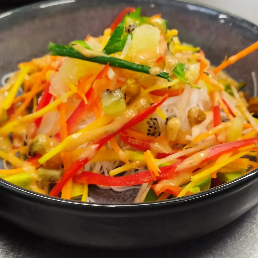 Plat réaliser en formation cuisine végétarienne en Morbihan Salade de nouilles avec légumes colorés et sauce épicée.