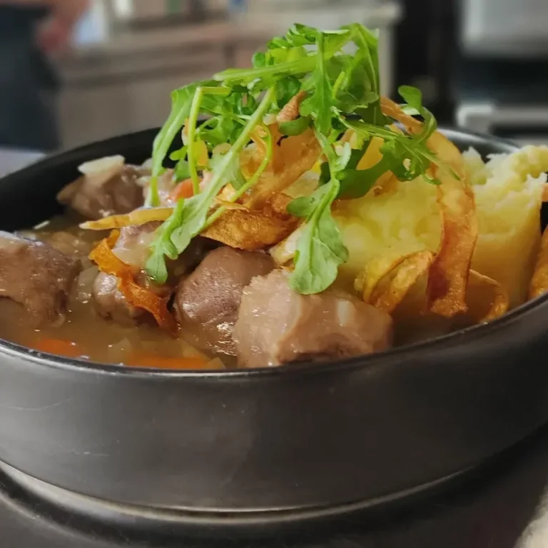 Sauté de porc en sauce et purée réaliser en formation au restaurant La Taverne de Saumur Plat de viande en sauce, accompagné de légumes et de purée, garni de roquette.